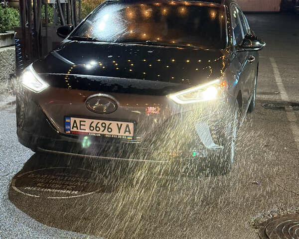 Черный Хендай Ioniq, объемом двигателя 0 л и пробегом 129 тыс. км за 13200 $, фото 36 на Automoto.ua