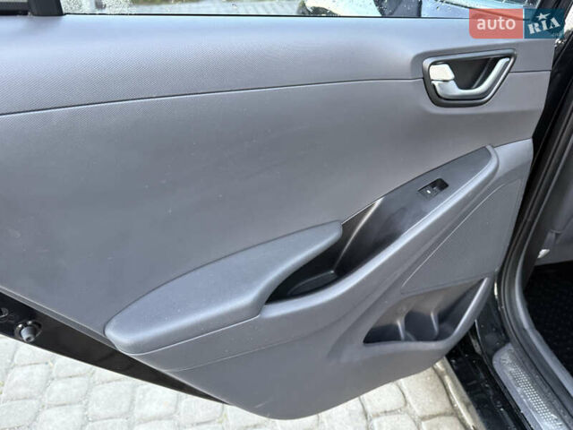 Черный Хендай Ioniq, объемом двигателя 0 л и пробегом 145 тыс. км за 12499 $, фото 49 на Automoto.ua