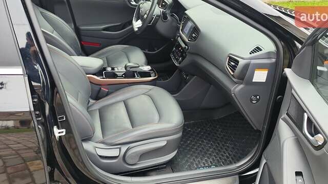 Черный Хендай Ioniq, объемом двигателя 0 л и пробегом 96 тыс. км за 13750 $, фото 7 на Automoto.ua