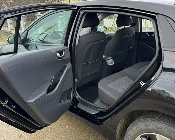 Черный Хендай Ioniq, объемом двигателя 0 л и пробегом 93 тыс. км за 12200 $, фото 20 на Automoto.ua