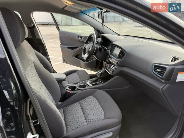 Черный Хендай Ioniq, объемом двигателя 1.6 л и пробегом 77 тыс. км за 15900 $, фото 22 на Automoto.ua