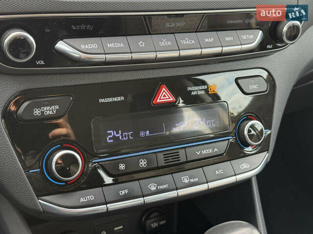 Черный Хендай Ioniq, объемом двигателя 1.6 л и пробегом 77 тыс. км за 15900 $, фото 33 на Automoto.ua