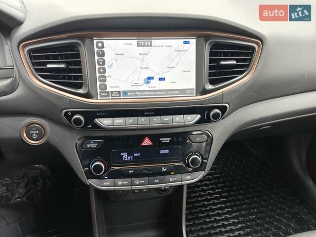 Черный Хендай Ioniq, объемом двигателя 0 л и пробегом 141 тыс. км за 11999 $, фото 12 на Automoto.ua