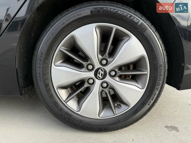 Черный Хендай Ioniq, объемом двигателя 1.6 л и пробегом 77 тыс. км за 15750 $, фото 61 на Automoto.ua