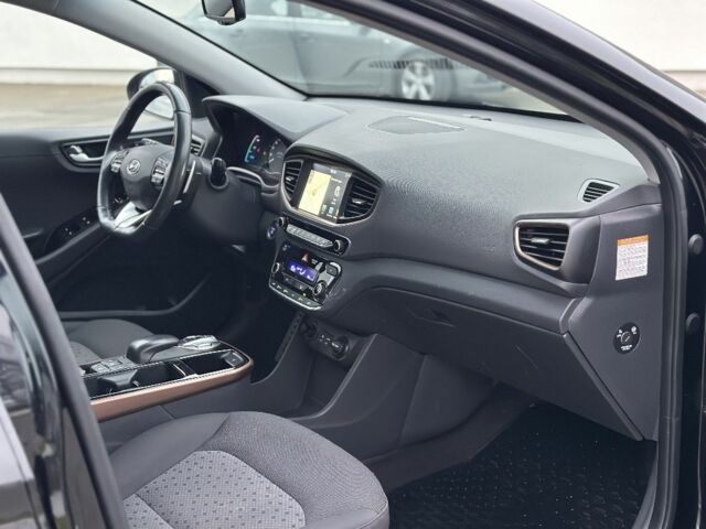 Черный Хендай Ioniq, объемом двигателя 0 л и пробегом 137 тыс. км за 12499 $, фото 19 на Automoto.ua