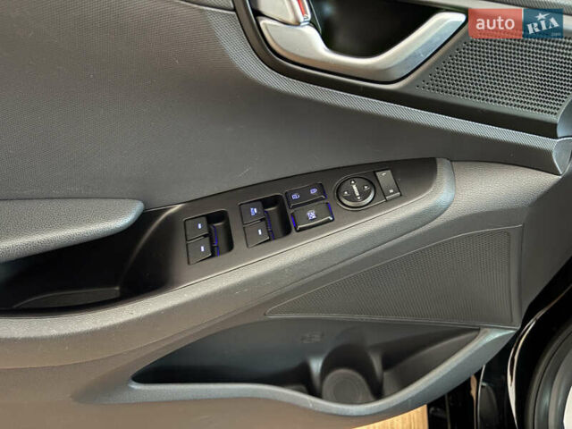 Чорний Хендай Ioniq, об'ємом двигуна 0 л та пробігом 113 тис. км за 12500 $, фото 9 на Automoto.ua