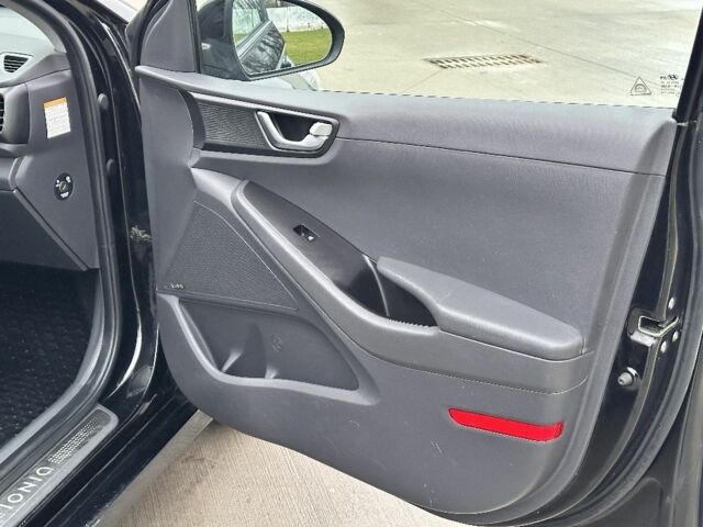 Черный Хендай Ioniq, объемом двигателя 0 л и пробегом 137 тыс. км за 12499 $, фото 18 на Automoto.ua