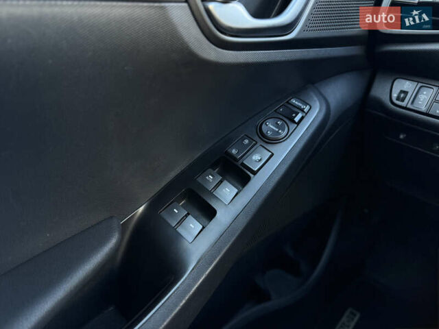 Чорний Хендай Ioniq, об'ємом двигуна 0 л та пробігом 102 тис. км за 14900 $, фото 29 на Automoto.ua