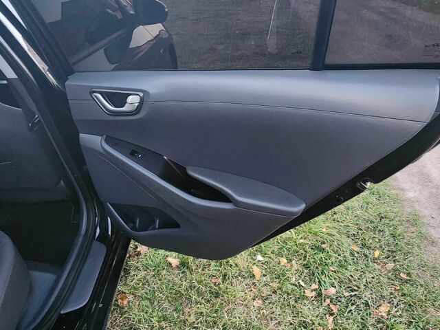 Черный Хендай Ioniq, объемом двигателя 0 л и пробегом 99 тыс. км за 12200 $, фото 20 на Automoto.ua