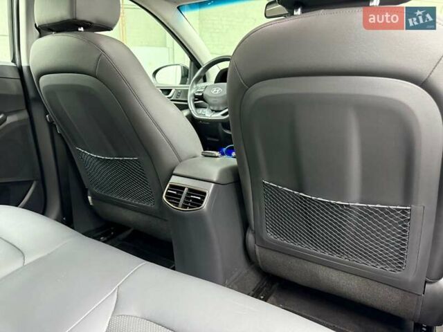 Чорний Хендай Ioniq, об'ємом двигуна 0 л та пробігом 108 тис. км за 14401 $, фото 31 на Automoto.ua