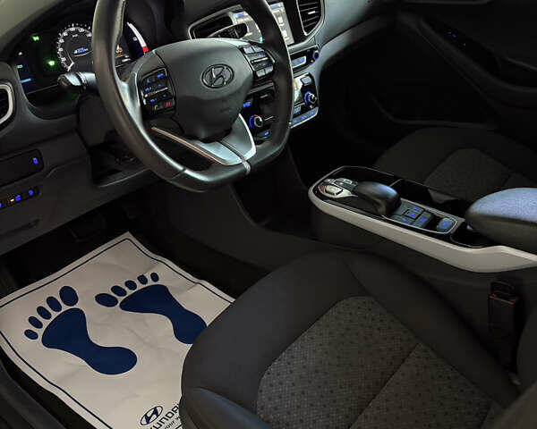 Чорний Хендай Ioniq, об'ємом двигуна 0 л та пробігом 113 тис. км за 12500 $, фото 10 на Automoto.ua