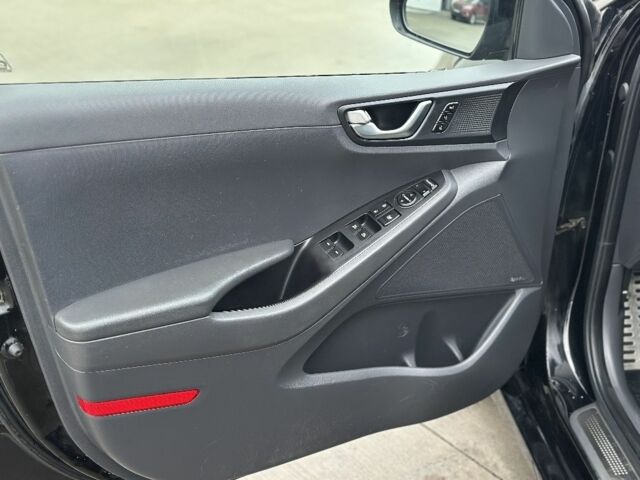 Черный Хендай Ioniq, объемом двигателя 0 л и пробегом 137 тыс. км за 12499 $, фото 12 на Automoto.ua