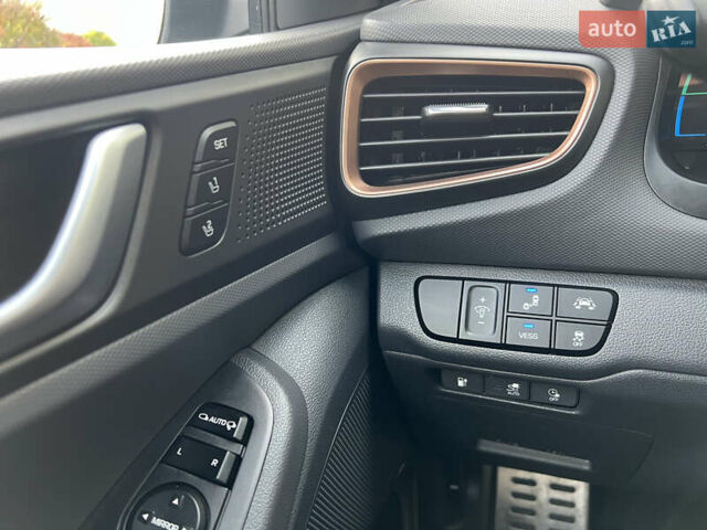 Чорний Хендай Ioniq, об'ємом двигуна 0 л та пробігом 90 тис. км за 14150 $, фото 56 на Automoto.ua