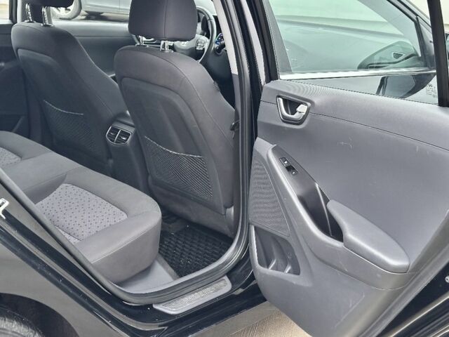 Черный Хендай Ioniq, объемом двигателя 0 л и пробегом 137 тыс. км за 12499 $, фото 16 на Automoto.ua