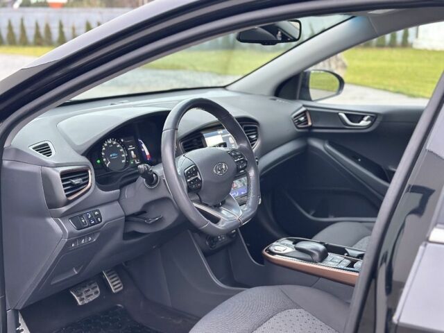 Черный Хендай Ioniq, объемом двигателя 0 л и пробегом 137 тыс. км за 12499 $, фото 14 на Automoto.ua