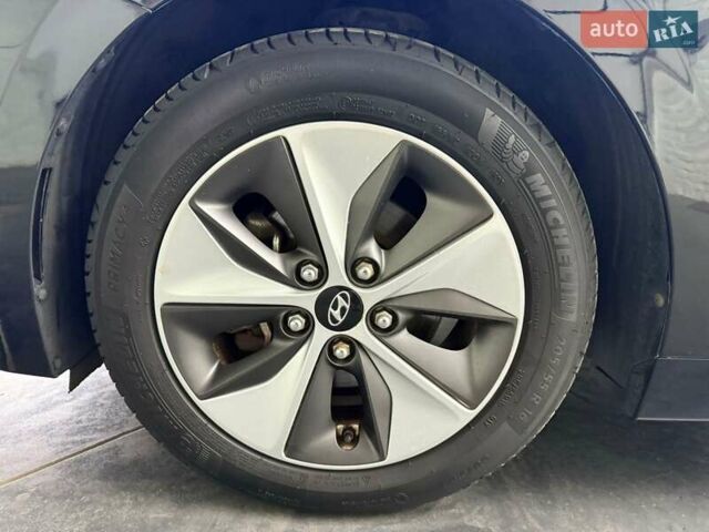 Чорний Хендай Ioniq, об'ємом двигуна 0 л та пробігом 108 тис. км за 14401 $, фото 12 на Automoto.ua