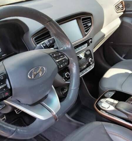 Черный Хендай Ioniq, объемом двигателя 0 л и пробегом 161 тыс. км за 12500 $, фото 12 на Automoto.ua