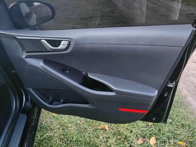 Черный Хендай Ioniq, объемом двигателя 0 л и пробегом 99 тыс. км за 12200 $, фото 19 на Automoto.ua