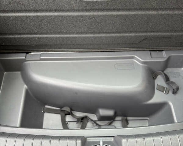 Чорний Хендай Ioniq, об'ємом двигуна 1.6 л та пробігом 205 тис. км за 12500 $, фото 9 на Automoto.ua