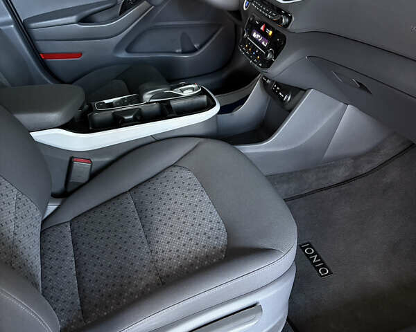 Чорний Хендай Ioniq, об'ємом двигуна 0 л та пробігом 113 тис. км за 12500 $, фото 15 на Automoto.ua