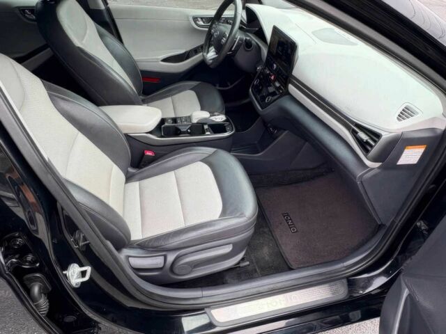 Черный Хендай Ioniq, объемом двигателя 0 л и пробегом 35 тыс. км за 13000 $, фото 9 на Automoto.ua