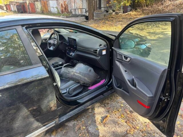 Чорний Хендай Ioniq, об'ємом двигуна 0 л та пробігом 139 тис. км за 7000 $, фото 5 на Automoto.ua