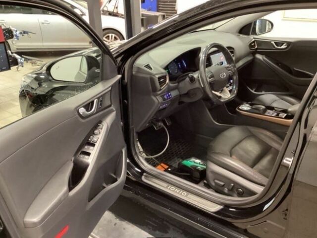 Черный Хендай Ioniq, объемом двигателя 0 л и пробегом 95 тыс. км за 10100 $, фото 4 на Automoto.ua