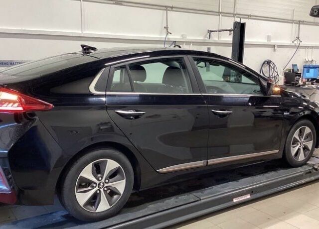 Черный Хендай Ioniq, объемом двигателя 0 л и пробегом 95 тыс. км за 10100 $, фото 2 на Automoto.ua