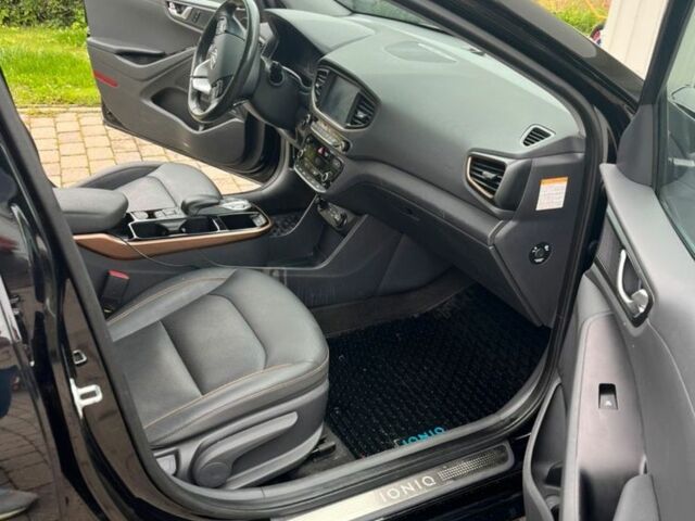 Черный Хендай Ioniq, объемом двигателя 0 л и пробегом 69 тыс. км за 12300 $, фото 4 на Automoto.ua