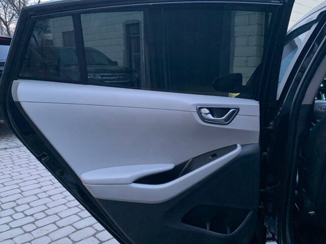 Черный Хендай Ioniq, объемом двигателя 39 л и пробегом 62 тыс. км за 19700 $, фото 16 на Automoto.ua