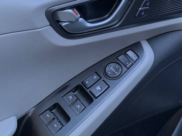 Черный Хендай Ioniq, объемом двигателя 39 л и пробегом 62 тыс. км за 19700 $, фото 7 на Automoto.ua