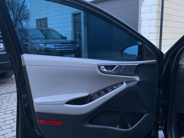 Черный Хендай Ioniq, объемом двигателя 39 л и пробегом 62 тыс. км за 19700 $, фото 6 на Automoto.ua