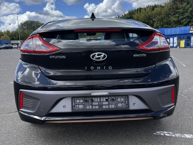 Черный Хендай Ioniq, объемом двигателя 0 л и пробегом 121 тыс. км за 12900 $, фото 19 на Automoto.ua