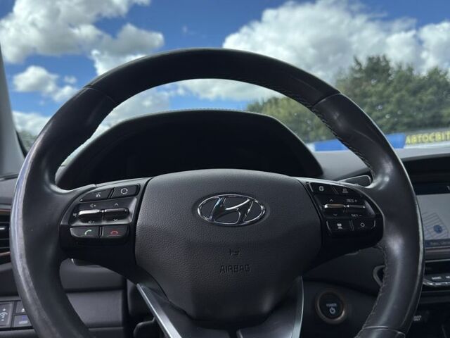 Черный Хендай Ioniq, объемом двигателя 0 л и пробегом 121 тыс. км за 12900 $, фото 4 на Automoto.ua