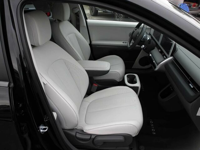 Черный Хендай Ioniq, объемом двигателя 0 л и пробегом 12 тыс. км за 15500 $, фото 9 на Automoto.ua