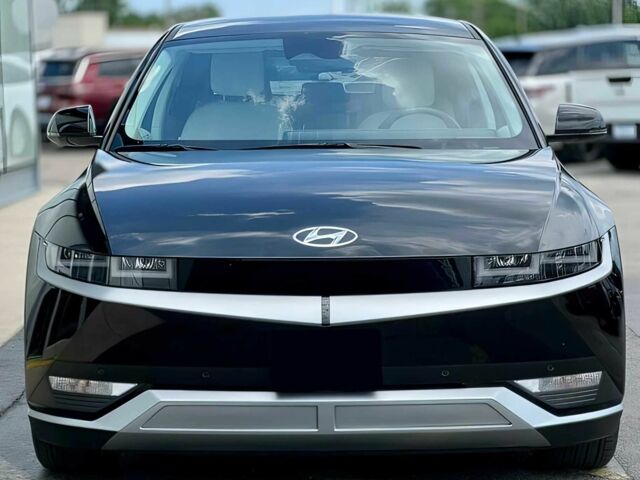 Черный Хендай Ioniq, объемом двигателя 0 л и пробегом 10 тыс. км за 11100 $, фото 1 на Automoto.ua