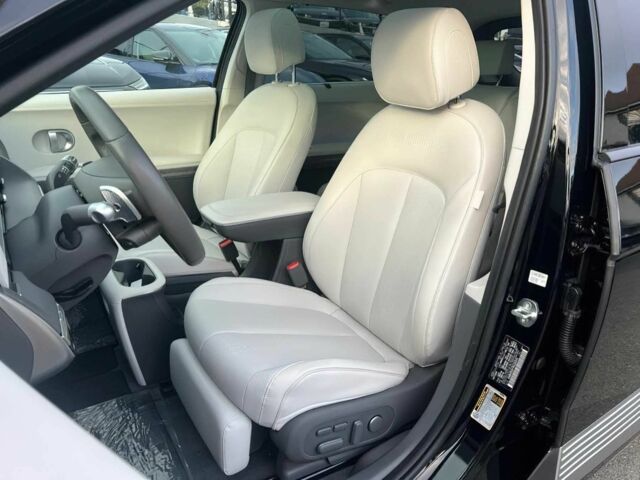 Черный Хендай Ioniq, объемом двигателя 0 л и пробегом 20 тыс. км за 22000 $, фото 7 на Automoto.ua