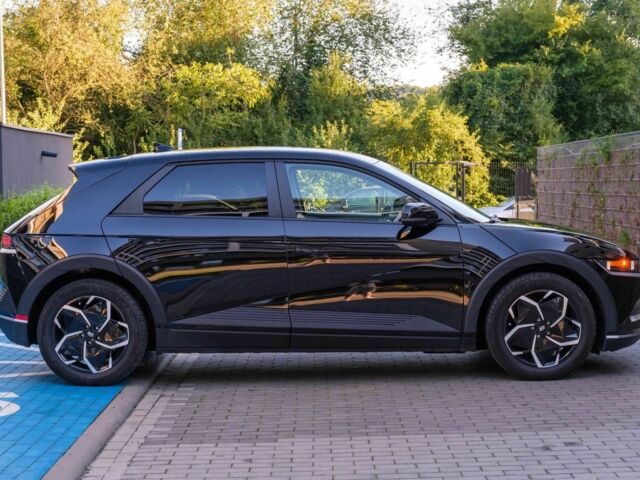 Черный Хендай Ioniq, объемом двигателя 0 л и пробегом 10 тыс. км за 16000 $, фото 3 на Automoto.ua
