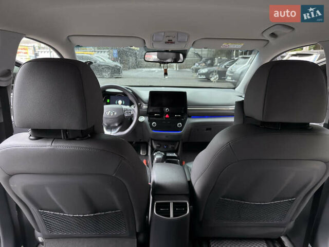 Черный Хендай Ioniq, объемом двигателя 0 л и пробегом 100 тыс. км за 16850 $, фото 9 на Automoto.ua