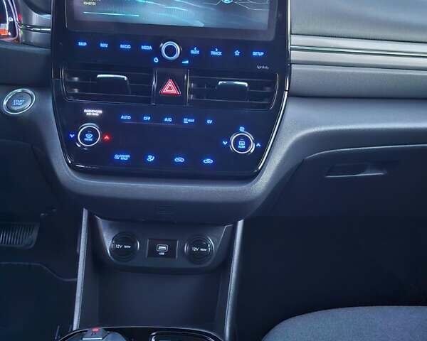 Черный Хендай Ioniq, объемом двигателя 0 л и пробегом 180 тыс. км за 14300 $, фото 23 на Automoto.ua