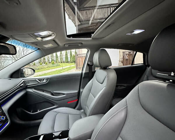 Черный Хендай Ioniq, объемом двигателя 0 л и пробегом 119 тыс. км за 15999 $, фото 12 на Automoto.ua