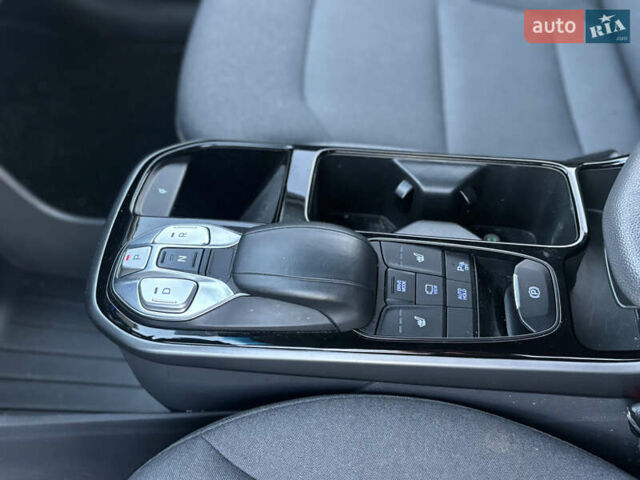 Черный Хендай Ioniq, объемом двигателя 0 л и пробегом 158 тыс. км за 15450 $, фото 24 на Automoto.ua