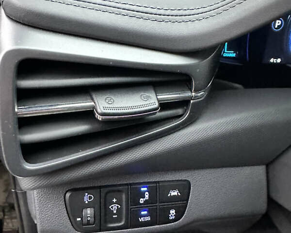 Черный Хендай Ioniq, объемом двигателя 0 л и пробегом 119 тыс. км за 15999 $, фото 18 на Automoto.ua