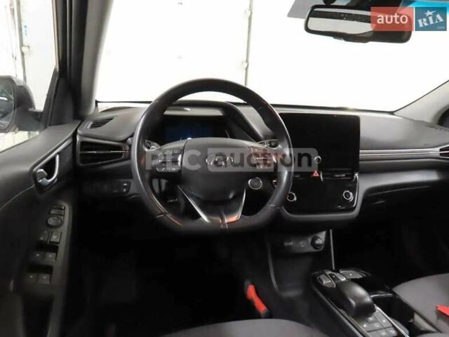 Черный Хендай Ioniq, объемом двигателя 0 л и пробегом 107 тыс. км за 15638 $, фото 3 на Automoto.ua