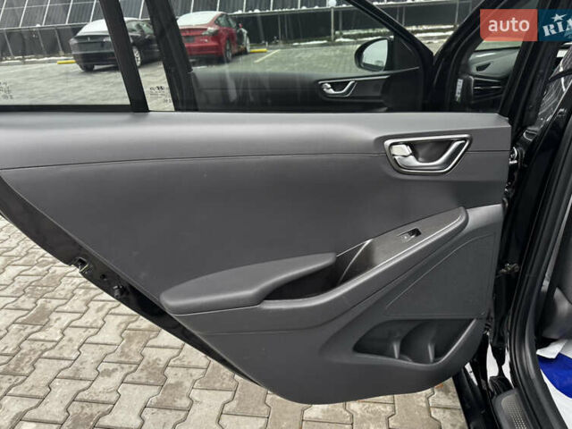 Черный Хендай Ioniq, объемом двигателя 0 л и пробегом 47 тыс. км за 16100 $, фото 44 на Automoto.ua