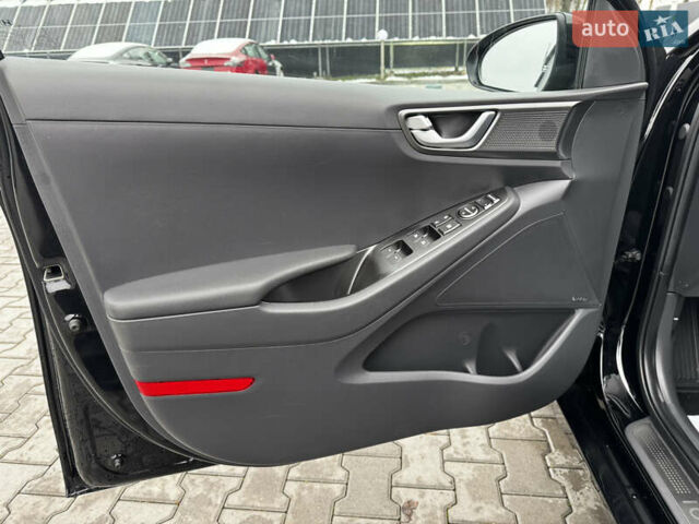Черный Хендай Ioniq, объемом двигателя 0 л и пробегом 47 тыс. км за 16100 $, фото 45 на Automoto.ua