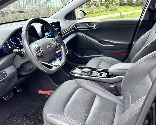 Черный Хендай Ioniq, объемом двигателя 0 л и пробегом 119 тыс. км за 15999 $, фото 13 на Automoto.ua