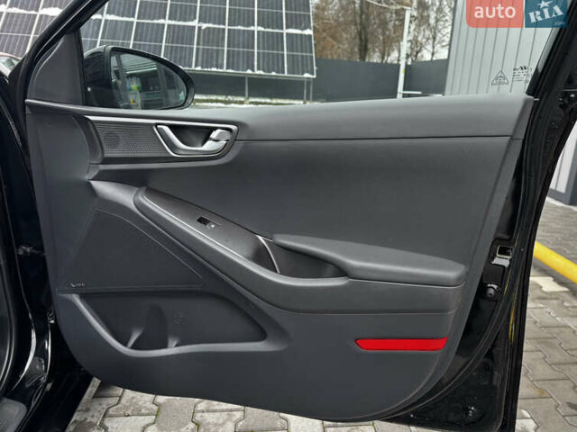 Черный Хендай Ioniq, объемом двигателя 0 л и пробегом 47 тыс. км за 16100 $, фото 42 на Automoto.ua