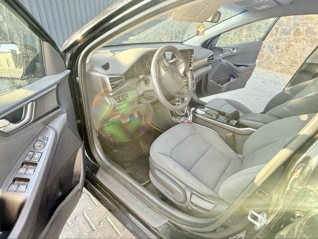 Черный Хендай Ioniq, объемом двигателя 0 л и пробегом 41 тыс. км за 16496 $, фото 7 на Automoto.ua