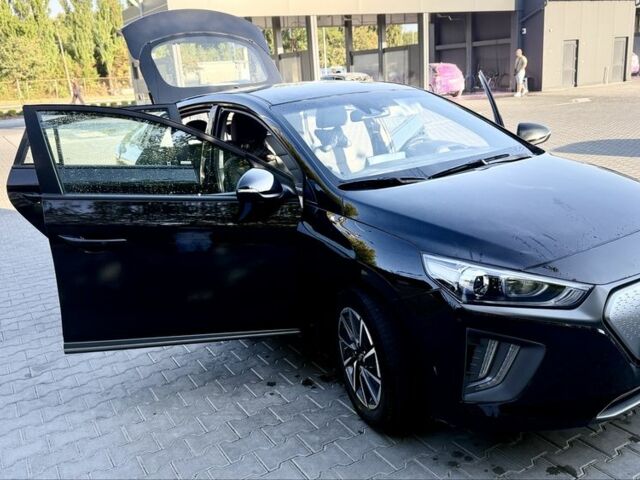Черный Хендай Ioniq, объемом двигателя 0 л и пробегом 41 тыс. км за 16496 $, фото 2 на Automoto.ua